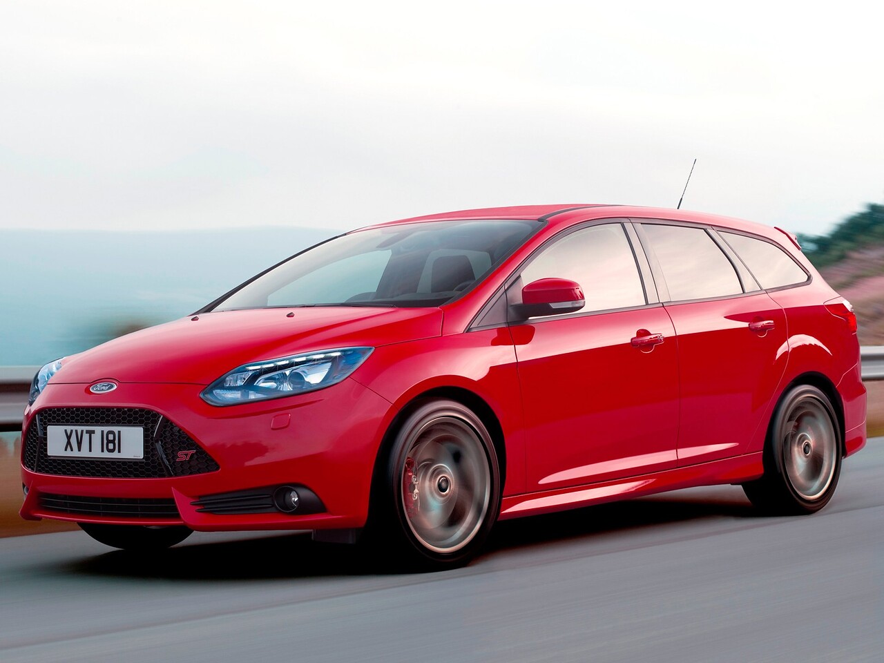 Ford Focus ST универсал (III поколение, 2012 - 2015 г.в.): вид спереди сбоку на дороге