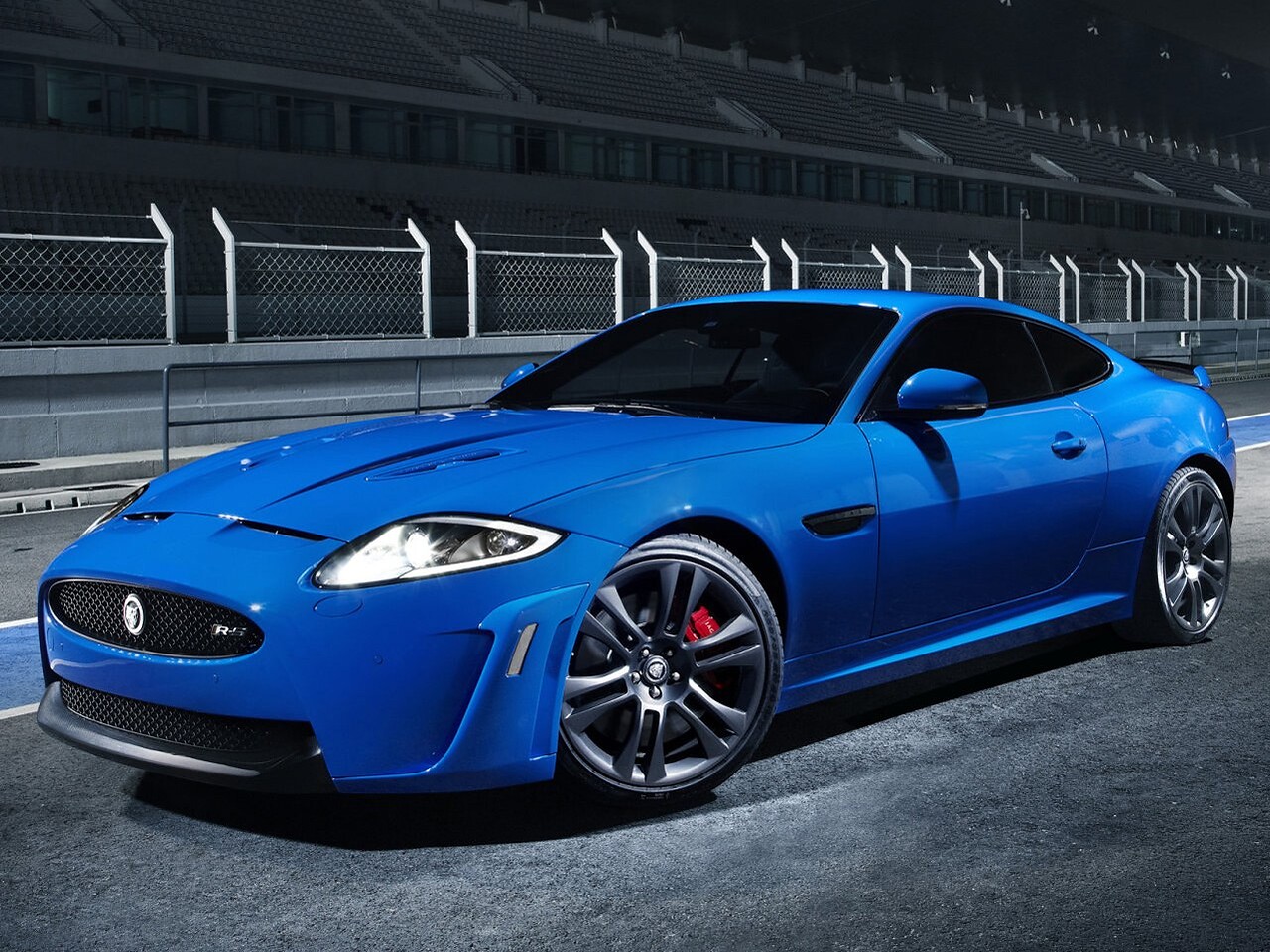 Jaguar XKR-S купе 5.0 S/C AT: вид спереди сбоку на трассе ночью