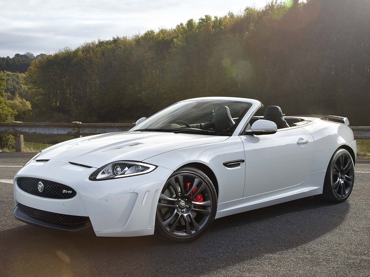 Jaguar XKR-S кабриолет (III поколение рестайлинг, 2012 - 2014 г.в.): вид спереди сбоку с открытым верхом