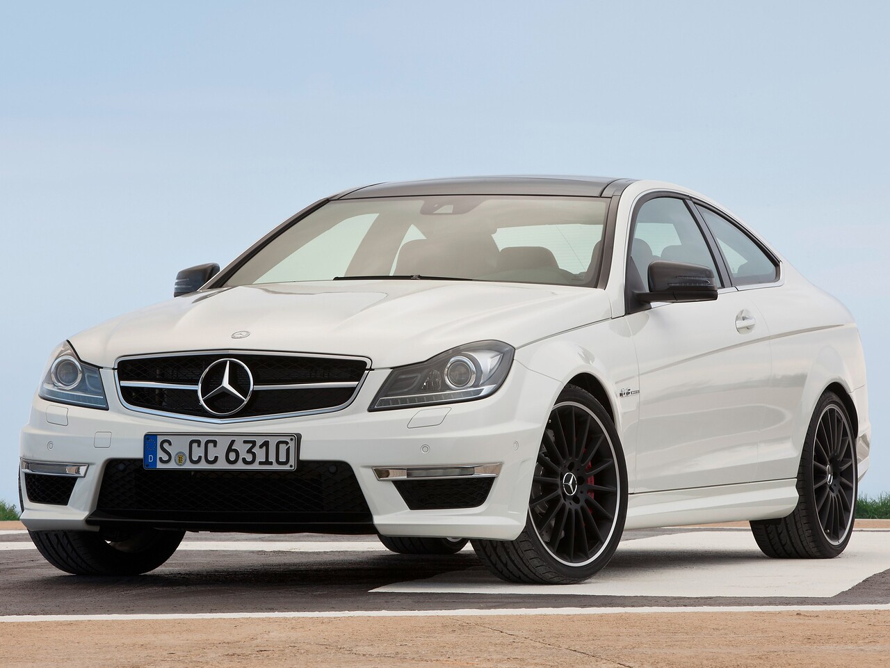 Mercedes-Benz C-Класс AMG купе (C204, 2012 - 2014 г.в.): вид спереди сбоку