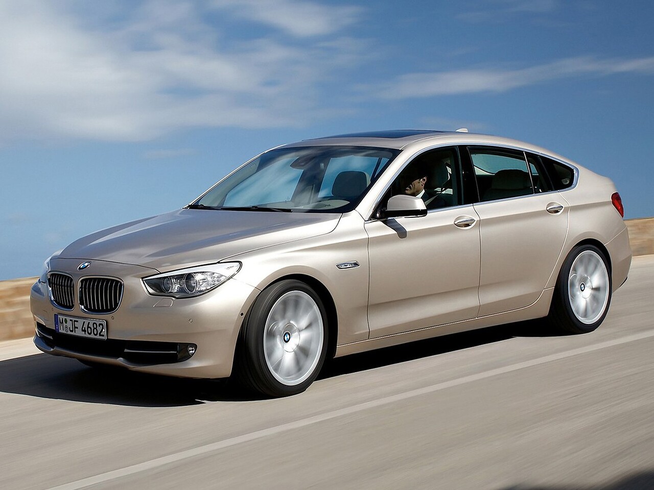 BMW 5-я серия Гран Туризмо лифтбек 4.4i AT 550i: вид спереди сбоку в движении