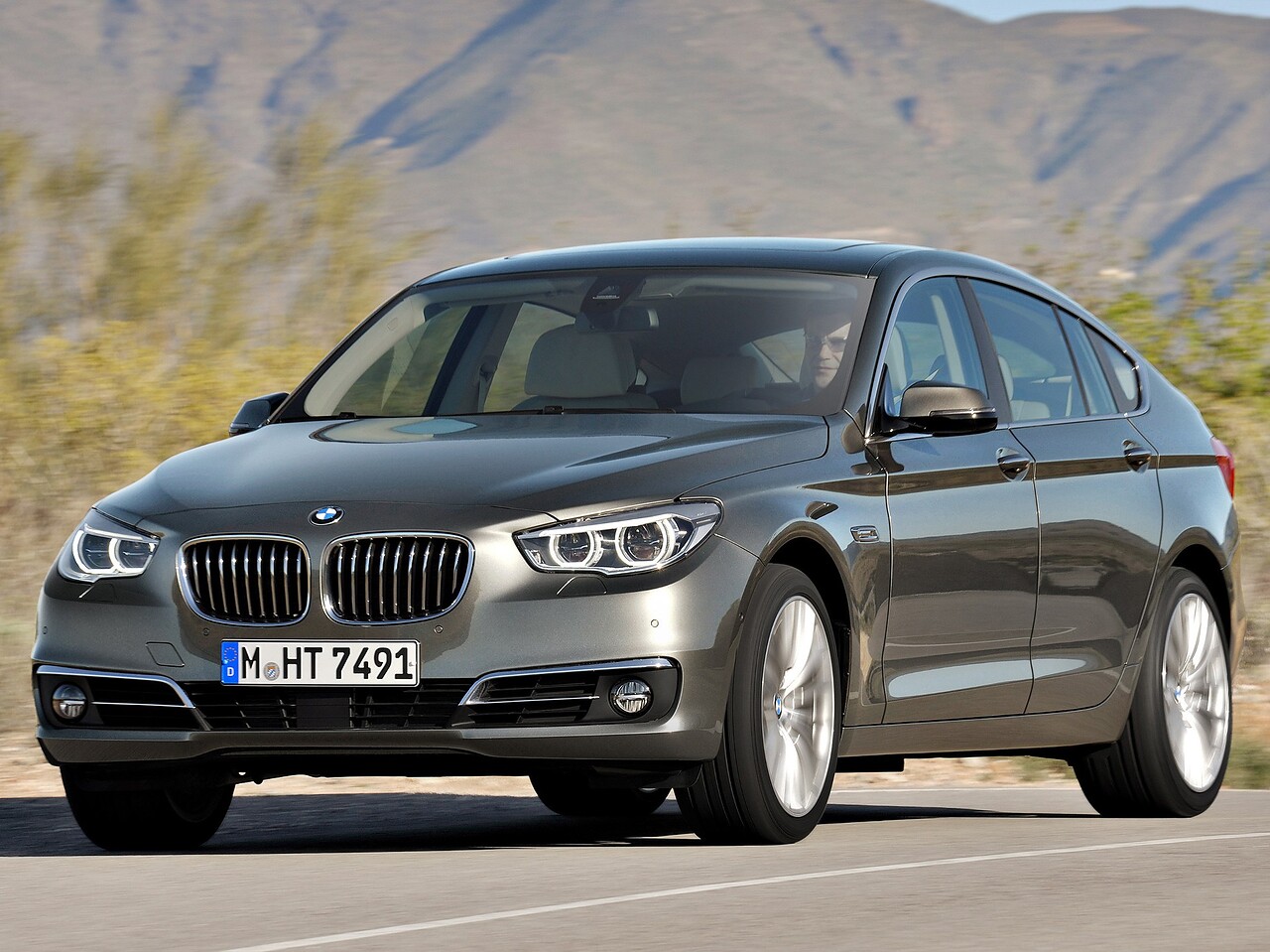 BMW 5-я серия Гран Туризмо лифтбек (F07 рестайлинг, 2013 - 2016 г.в.): вид спереди сбоку на дороге
