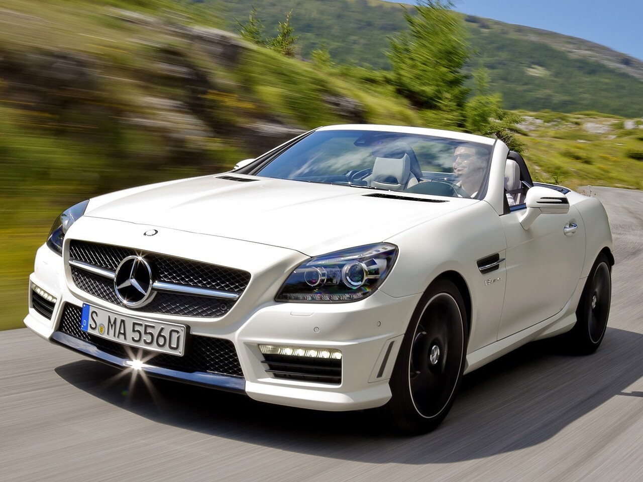 Mercedes-Benz SLK-Класс AMG (R172, 2012 - 2015 г.в.): вид спереди сбоку на дороге