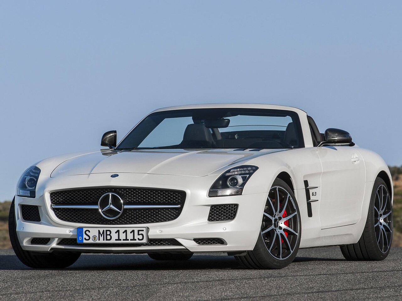 Mercedes-Benz SLS AMG родстер (C197, 2012 - 2015 г.в.): вид спереди сбоку с открытым верхом