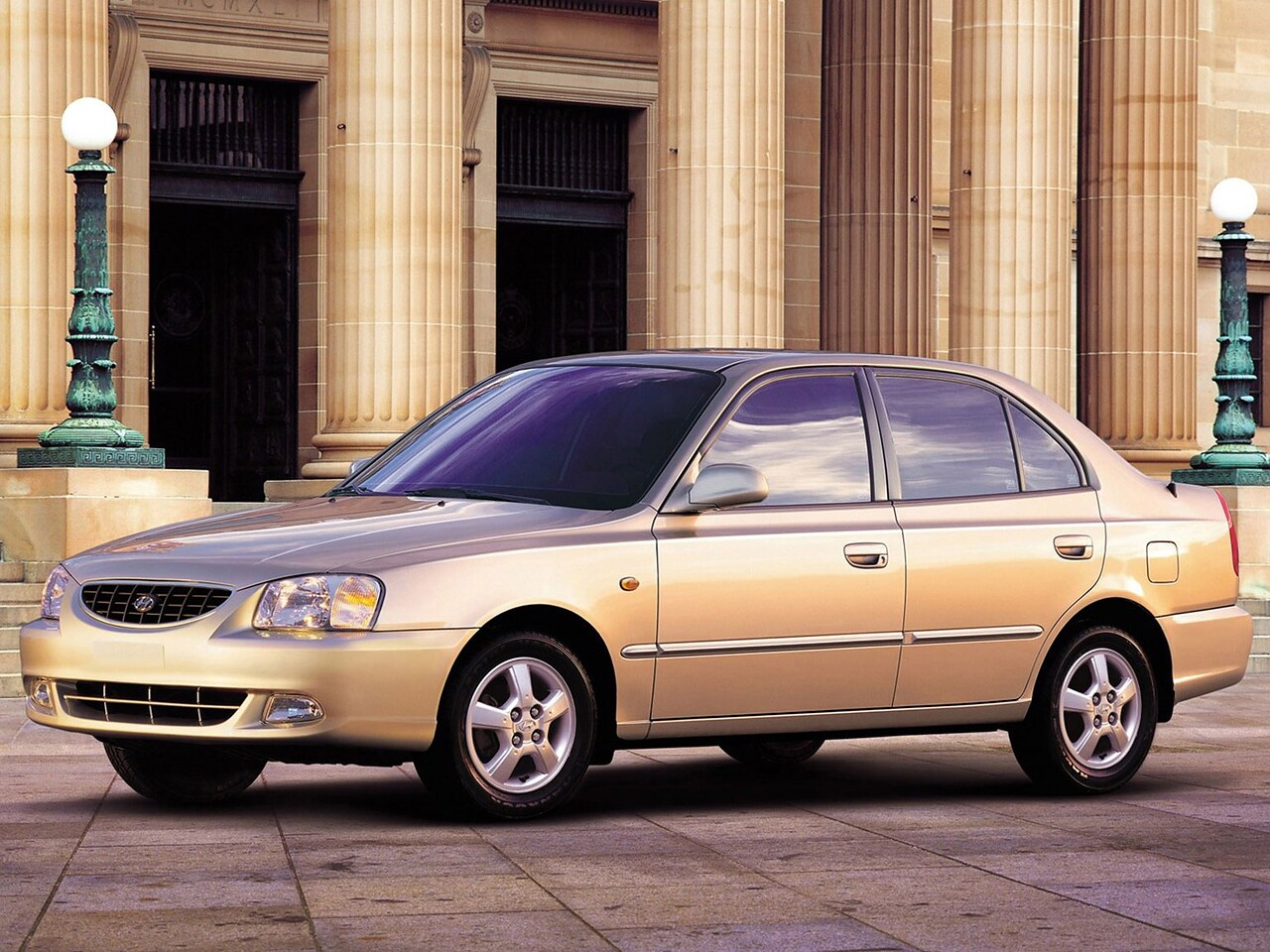ТагАЗ Hyundai Accent (II поколение, 2001 - 2014 г.в.): вид спереди сбоку у здания