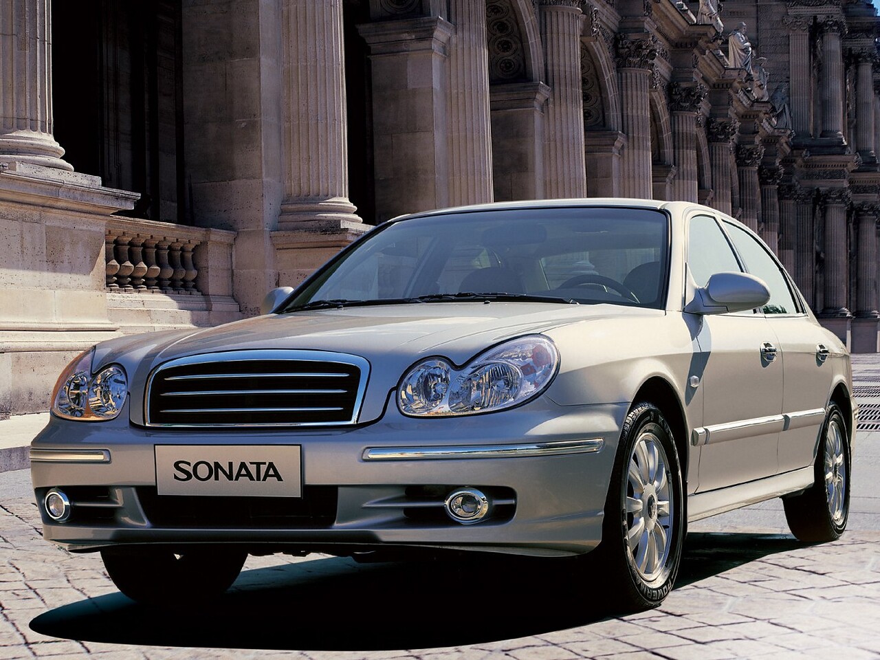 ТагАЗ Hyundai Sonata (IV поколение, 2004 - 2013 г.в.): вид спереди сбоку у здания