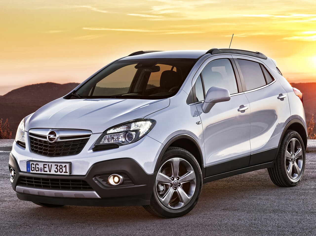Opel Mokka (I поколение, 2012 - 2015 г.в.): вид спереди сбоку