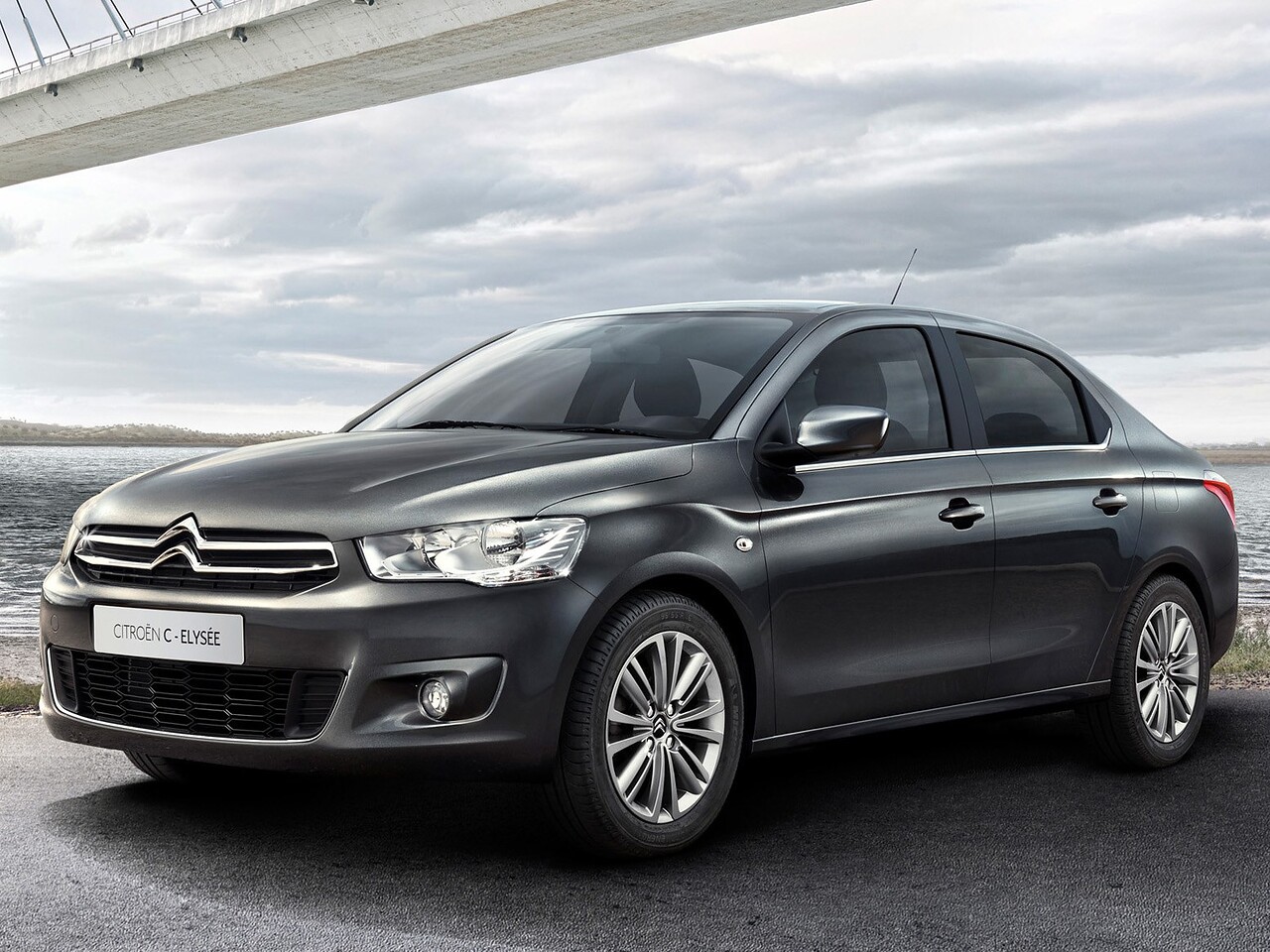 Citroen C-Elysee (I поколение, 2012 - 2017 г.в.): вид спереди сбоку