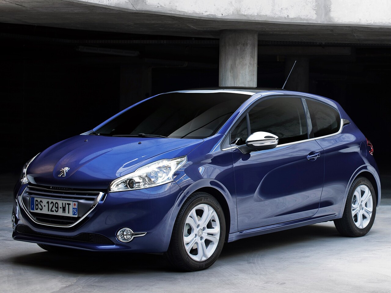 Peugeot 208 3-дв. (I поколение, 2012 - 2016 г.в.): вид спереди сбоку
