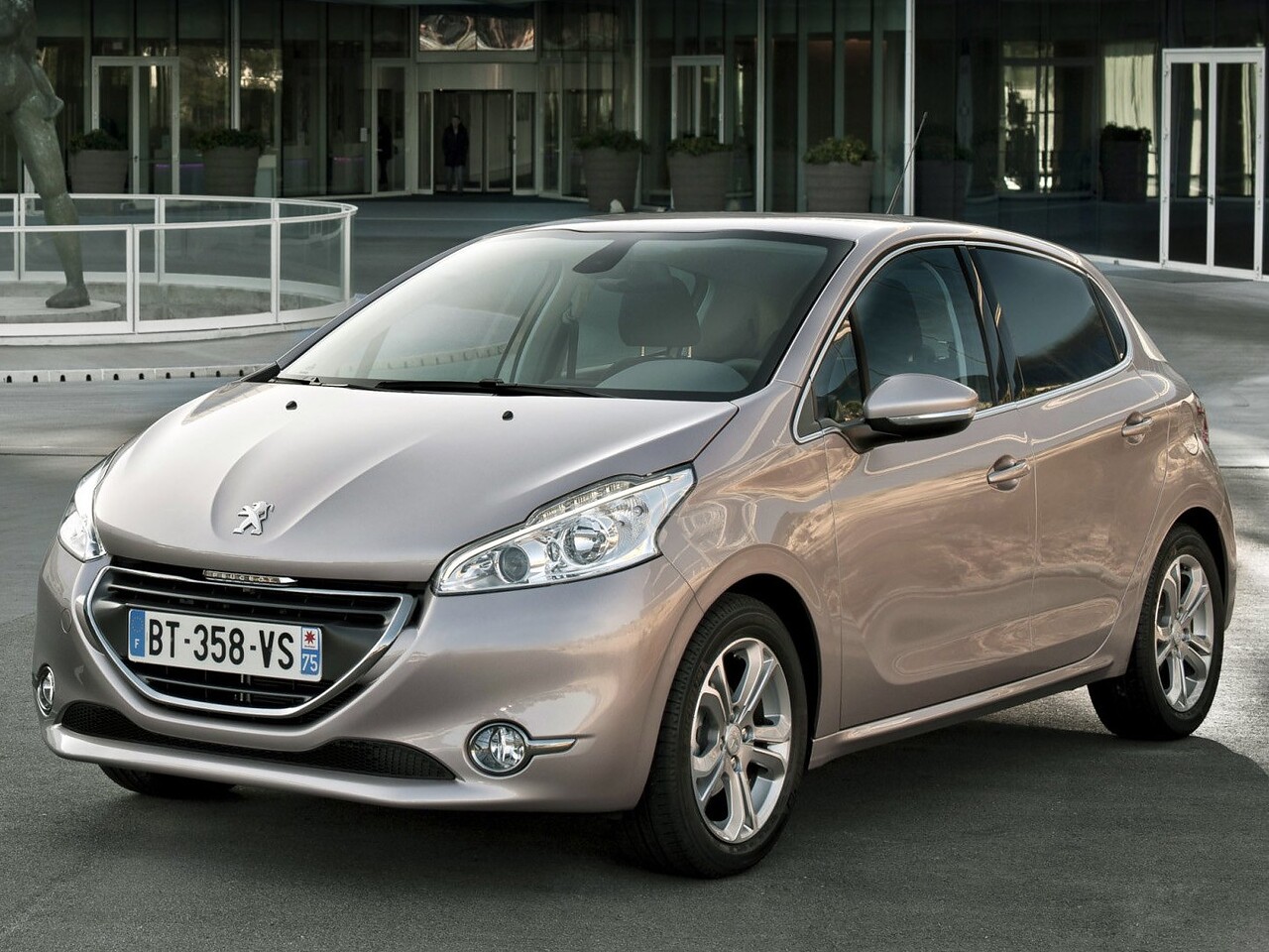 Peugeot 208 5-дв. (I поколение, 2012 - 2016 г.в.): вид спереди сбоку у здания