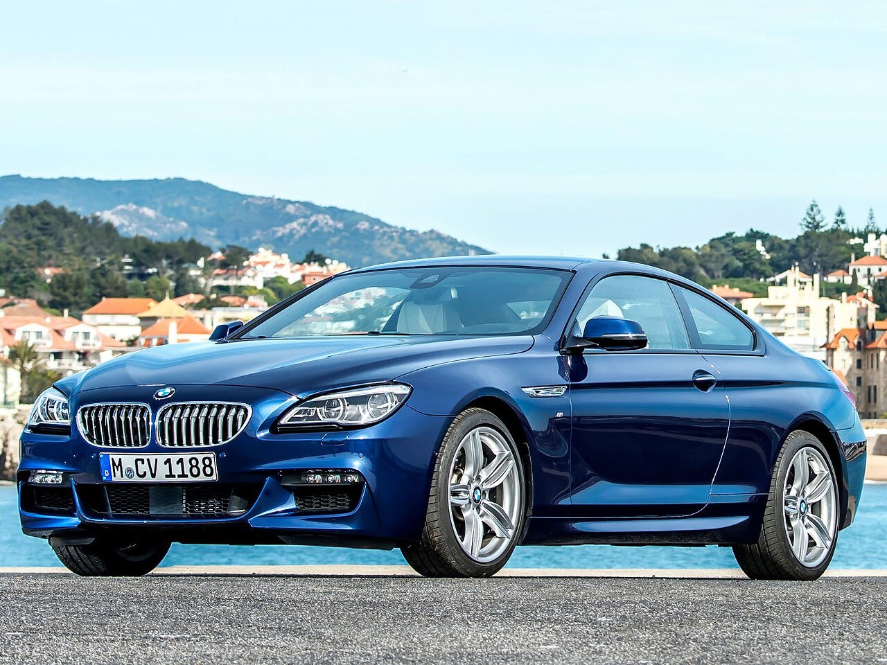 BMW 6-я серия купе (F12 рестайлинг, 2015 - 2018 г.в.): вид спереди сбоку у побережья
