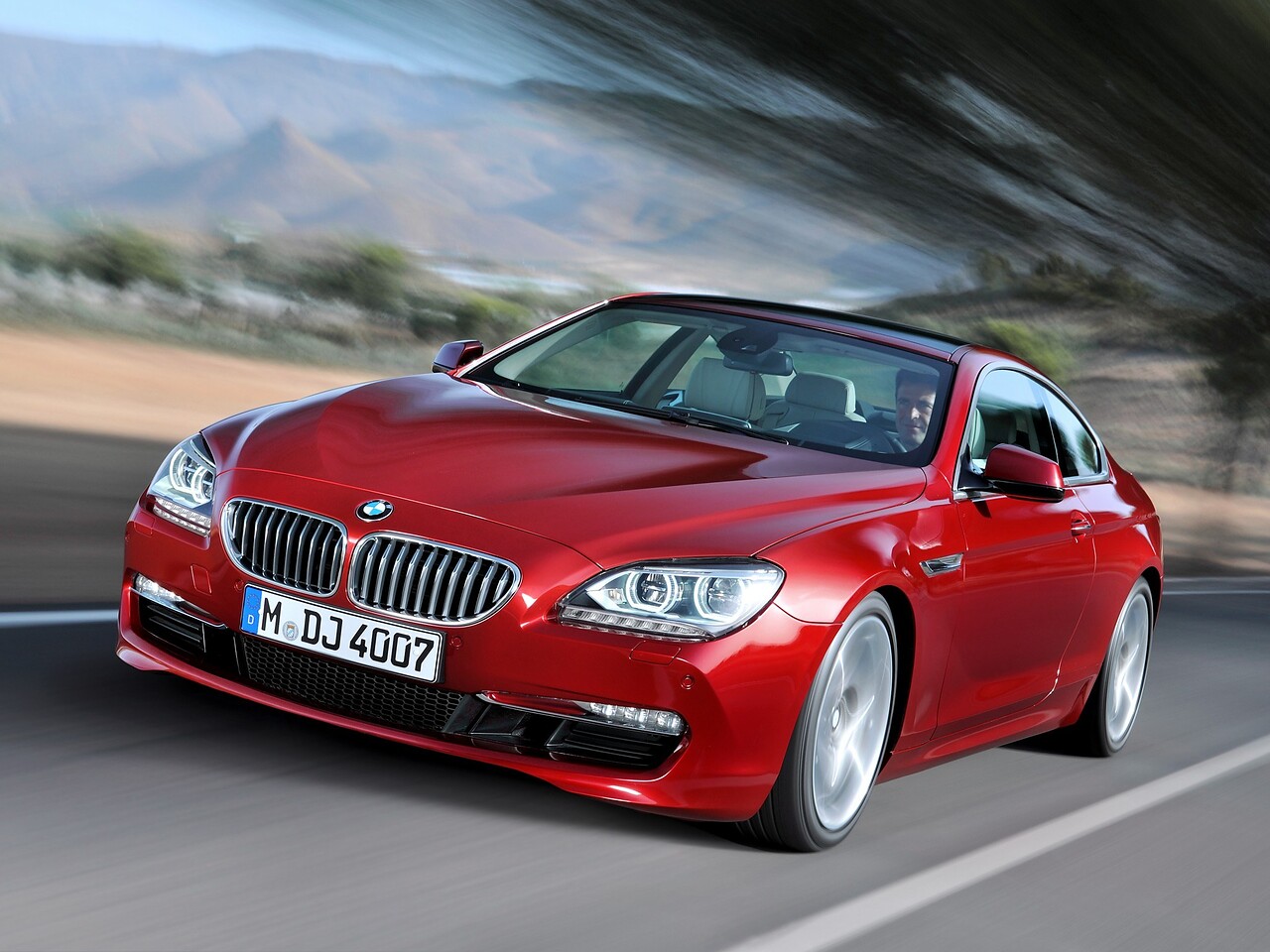 BMW 6-я серия купе 4.4i xDrive AT 650i: вид спереди сбоку в движении