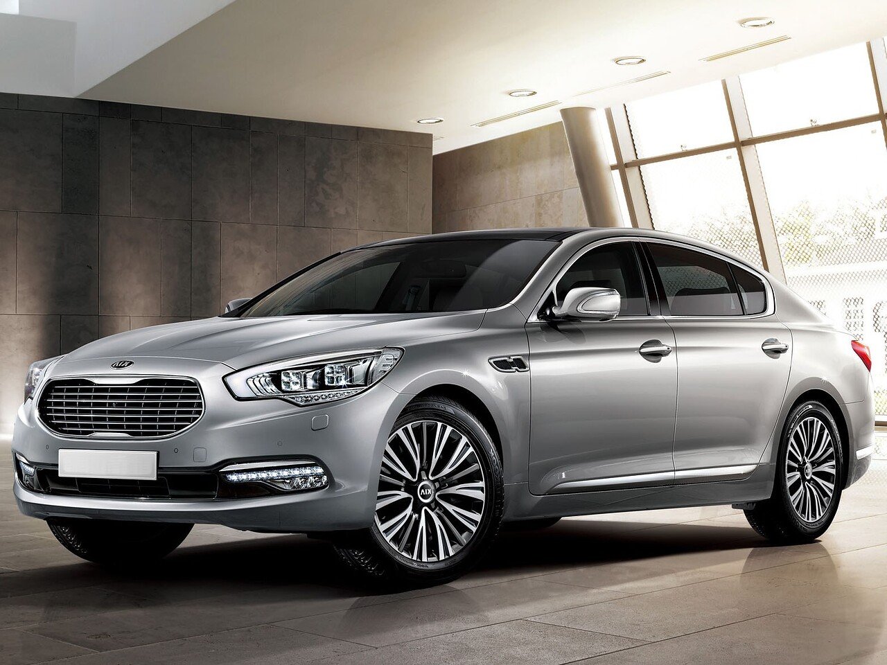 KIA Quoris (I поколение рестайлинг, 2014 - 2015 г.в.): вид спереди сбоку