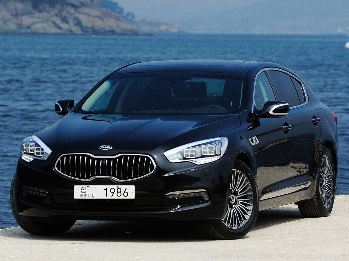 KIA Quoris 3.8 AT Luxury: вид спереди сбоку у моря