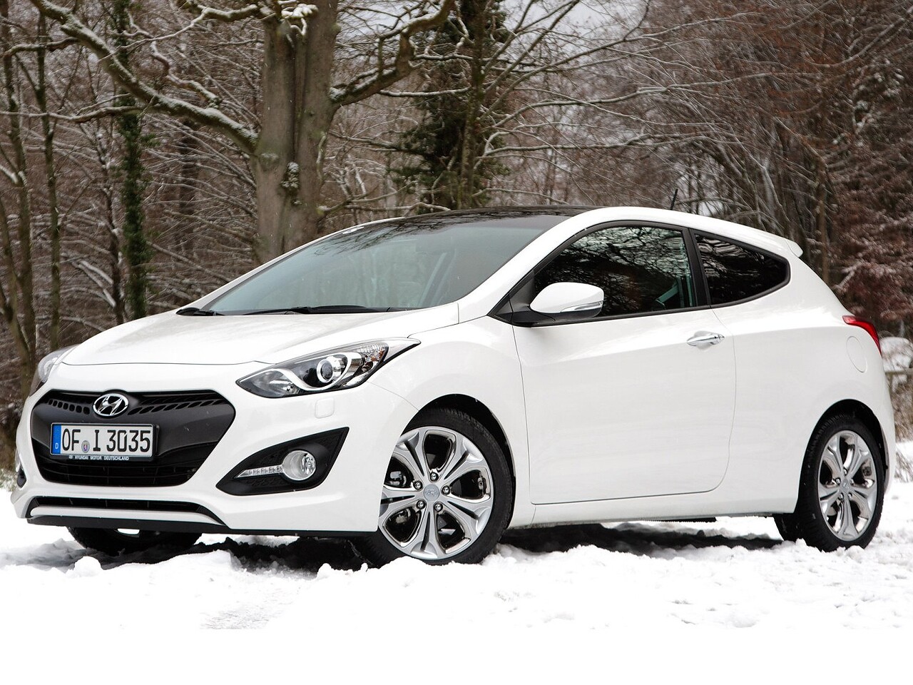 Hyundai i30 хэтчбек 3-дв. (II поколение, 2013 - 2015 г.в.): вид спереди сбоку в снегу