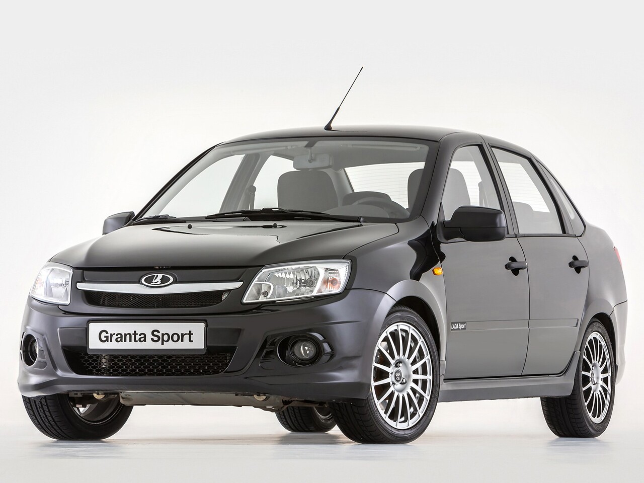 ВАЗ (Lada) Granta Sport (I поколение, 2013 - 2018 г.в.): вид спереди сбоку