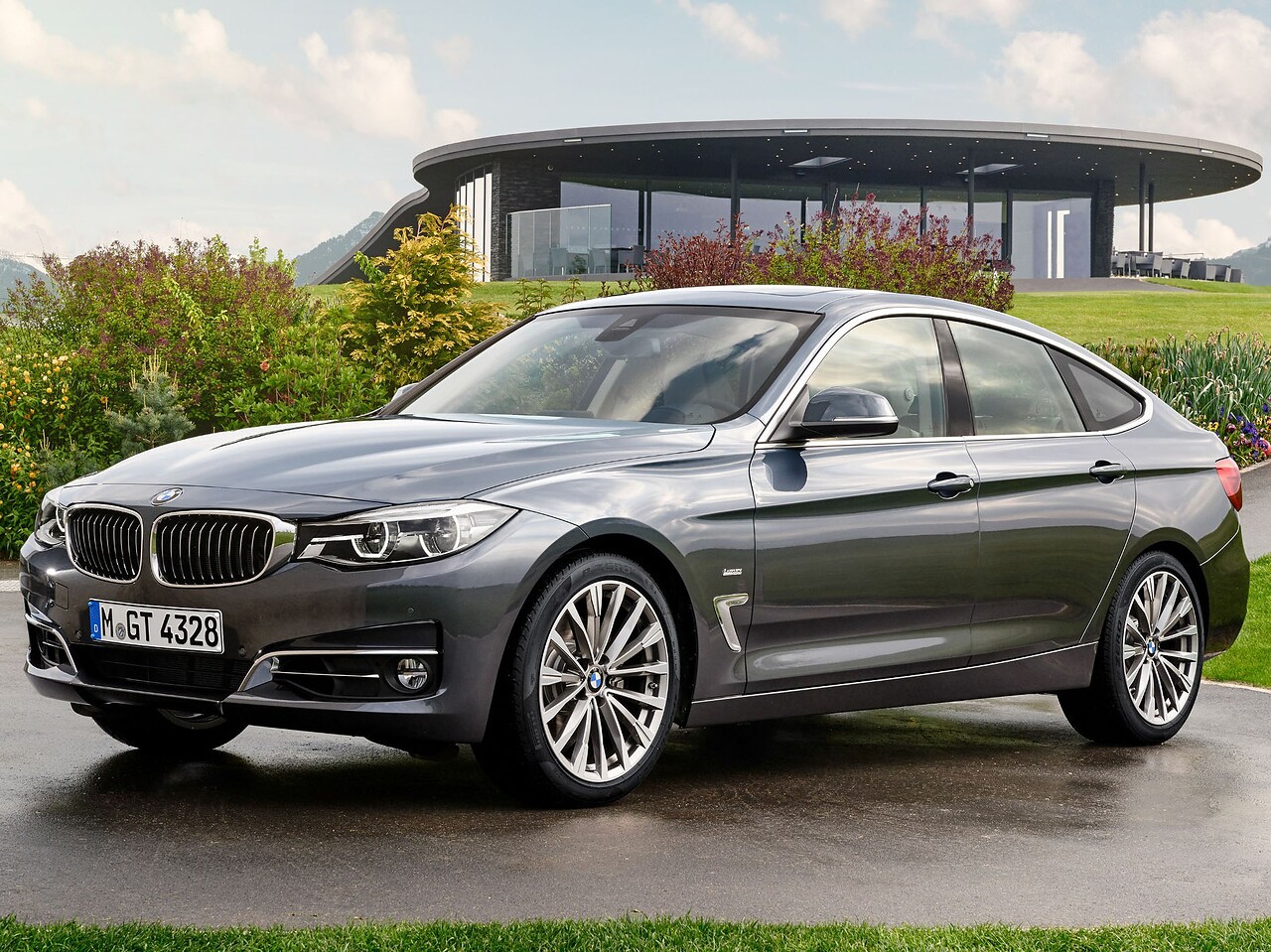 BMW 3-я серия Гран Туризмо лифтбек 2.0d xDrive AT Base (320d): вид спереди сбоку у здания