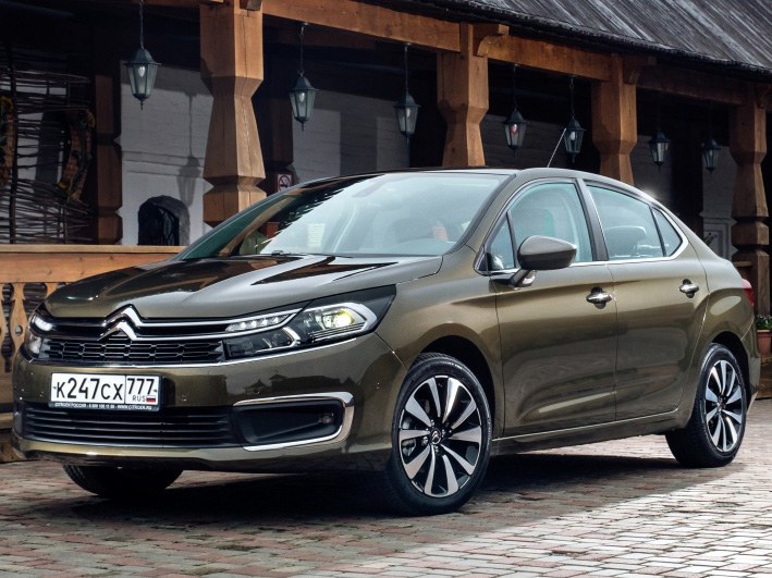 Citroen C4 седан 1.6 MT Feel Edition: вид спереди сбоку у здания
