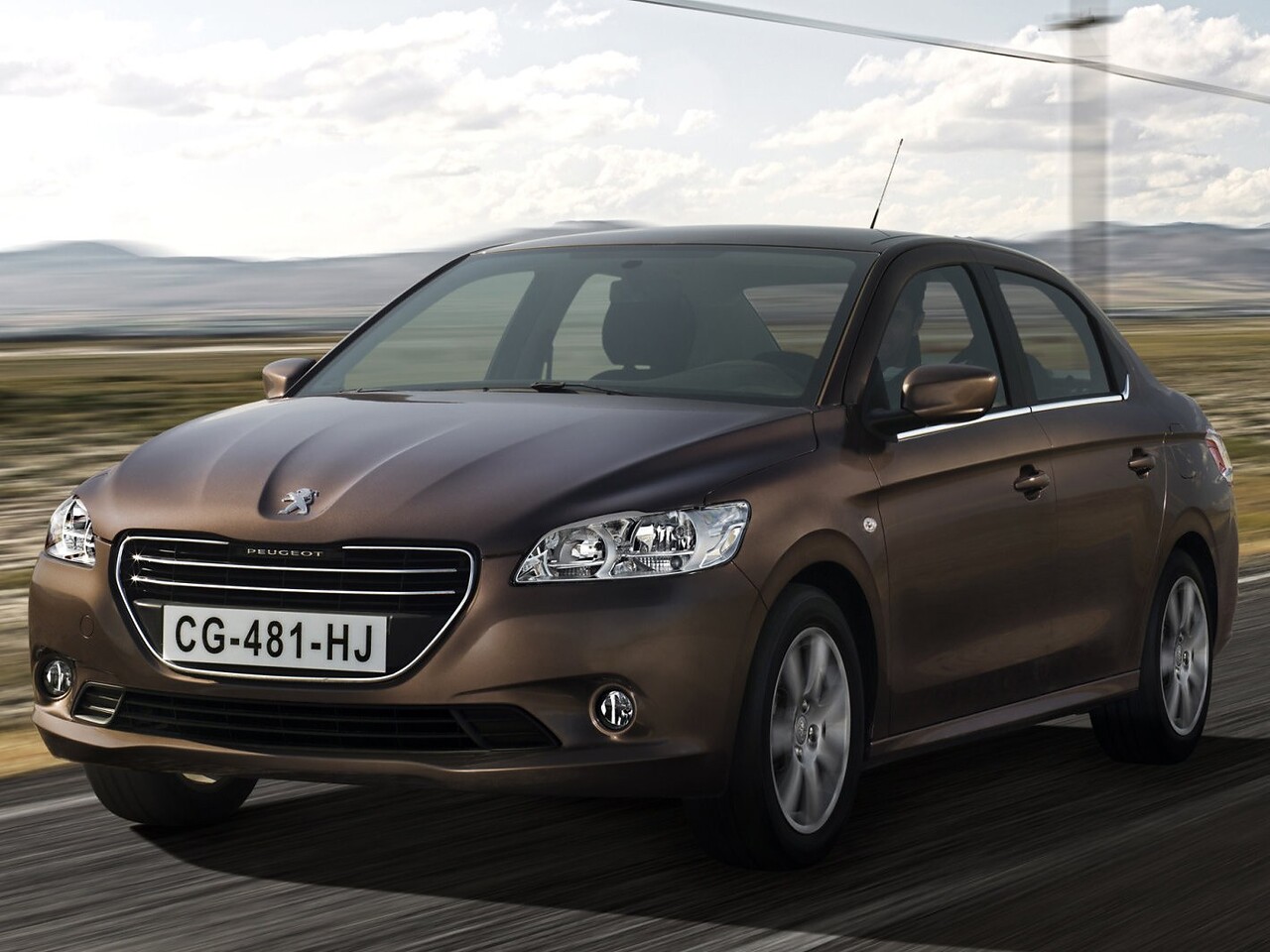 Peugeot 301 1.6 MT Active: вид спереди сбоку