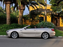 BMW 6-я серия кабриолет (F13, 2010 - 2015 г.в.): вид спереди сбоку у пальм