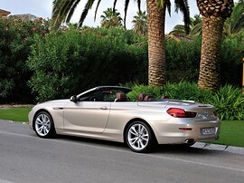 BMW 6-я серия кабриолет (F13, 2010 - 2015 г.в.): вид спереди сбоку у кустов