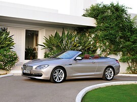 BMW 6-я серия кабриолет (F13, 2010 - 2015 г.в.): вид спереди сбоку у здания