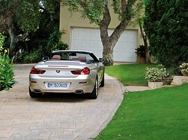 BMW 6-я серия кабриолет (F13, 2010 - 2015 г.в.): вид спереди сбоку у гаража