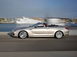 BMW 6-я серия кабриолет (F13, 2010 - 2015 г.в.): вид спереди сбоку в движении у воды