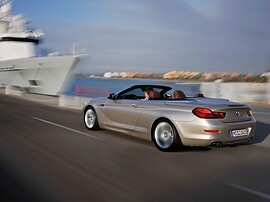 BMW 6-я серия кабриолет (F13, 2010 - 2015 г.в.): вид спереди сбоку в движении у корабля