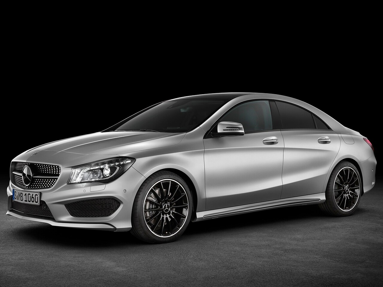 Mercedes-Benz CLA-Класс (C117, 2013 - 2016 г.в.): вид спереди сбоку