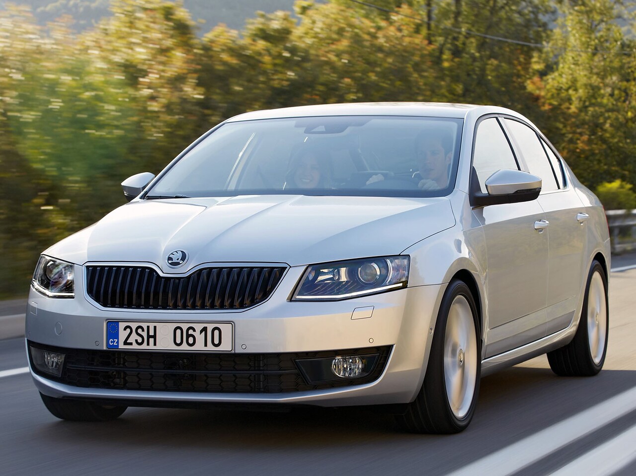 Skoda Octavia лифтбек 1.6 AT Active: вид спереди сбоку