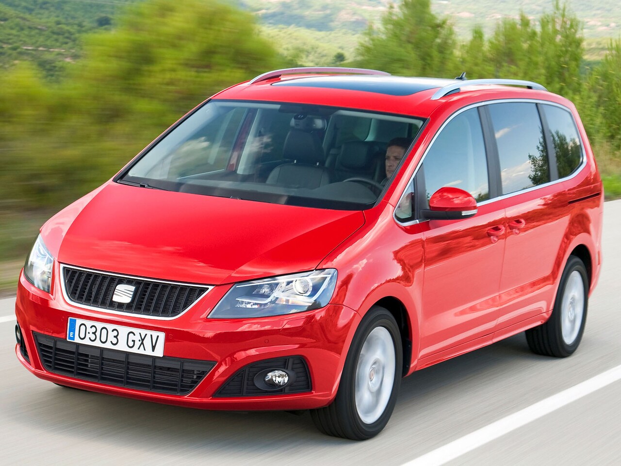 SEAT Alhambra 2.0 TSI AT: вид спереди сбоку