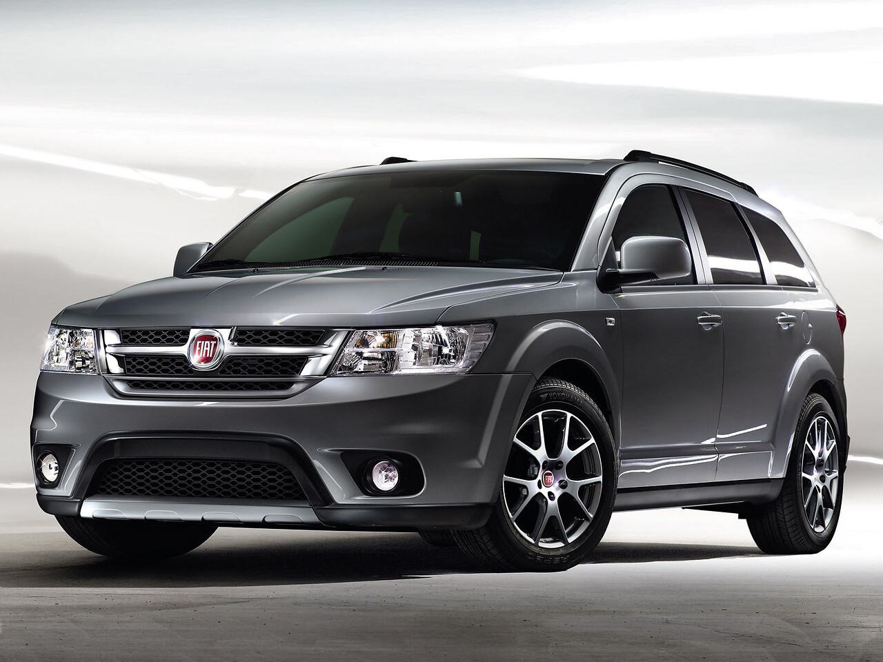 FIAT Freemont минивэн (I поколение, 2013 - 2015 г.в.): вид спереди сбоку