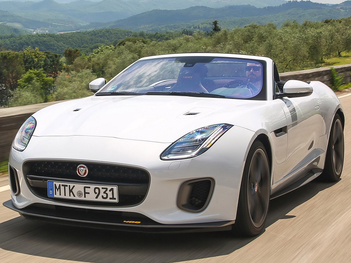 Jaguar F-Type родстер (I поколение рестайлинг, 2017 - 2019 г.в.): вид спереди сбоку на горной дороге