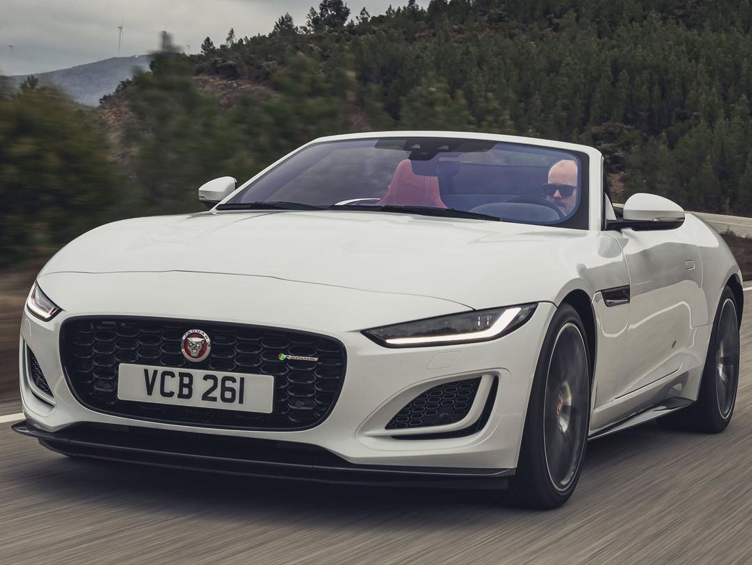 Jaguar F-Type родстер (I поколение 2-й рестайлинг, 2019 - 2022 г.в.): вид спереди сбоку на дороге
