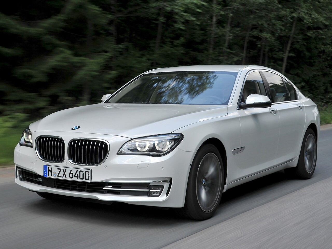 BMW 7-я серия 3.0 AT 730i: вид спереди сбоку на нейтральном сером фоне