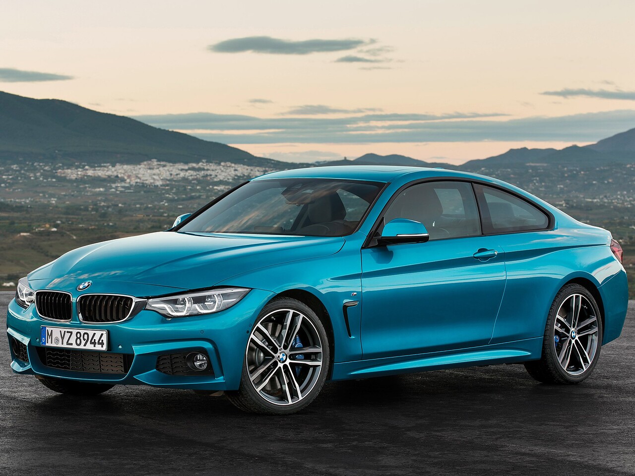 BMW 4 серия купе 2.0 xDrive AT M Sport (420d): вид спереди сбоку на дороге