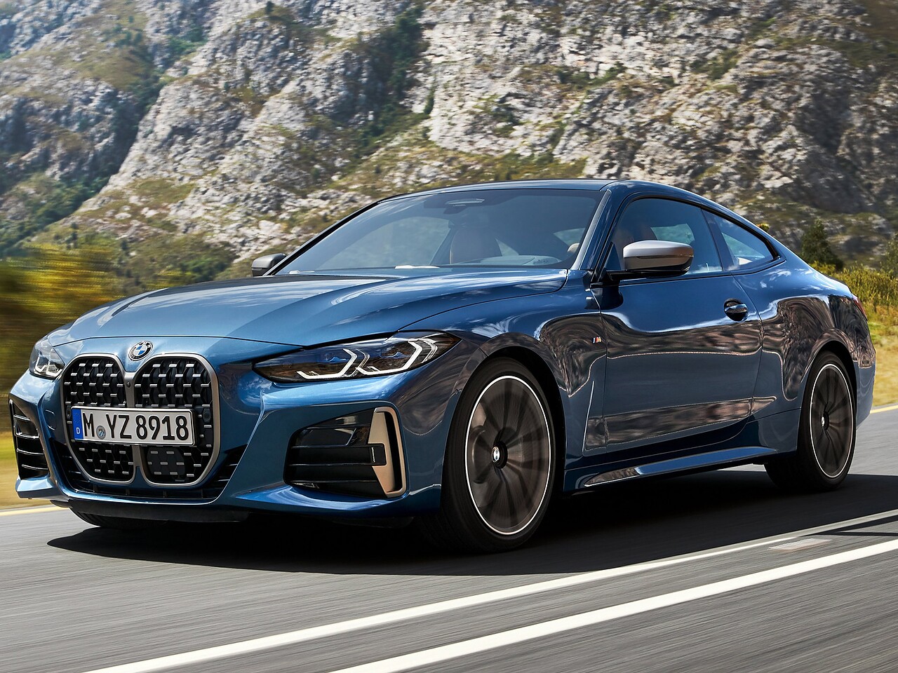 BMW 4 серия купе 2.0 AT M Sport Edition 21 (420d): вид спереди сбоку на горной дороге