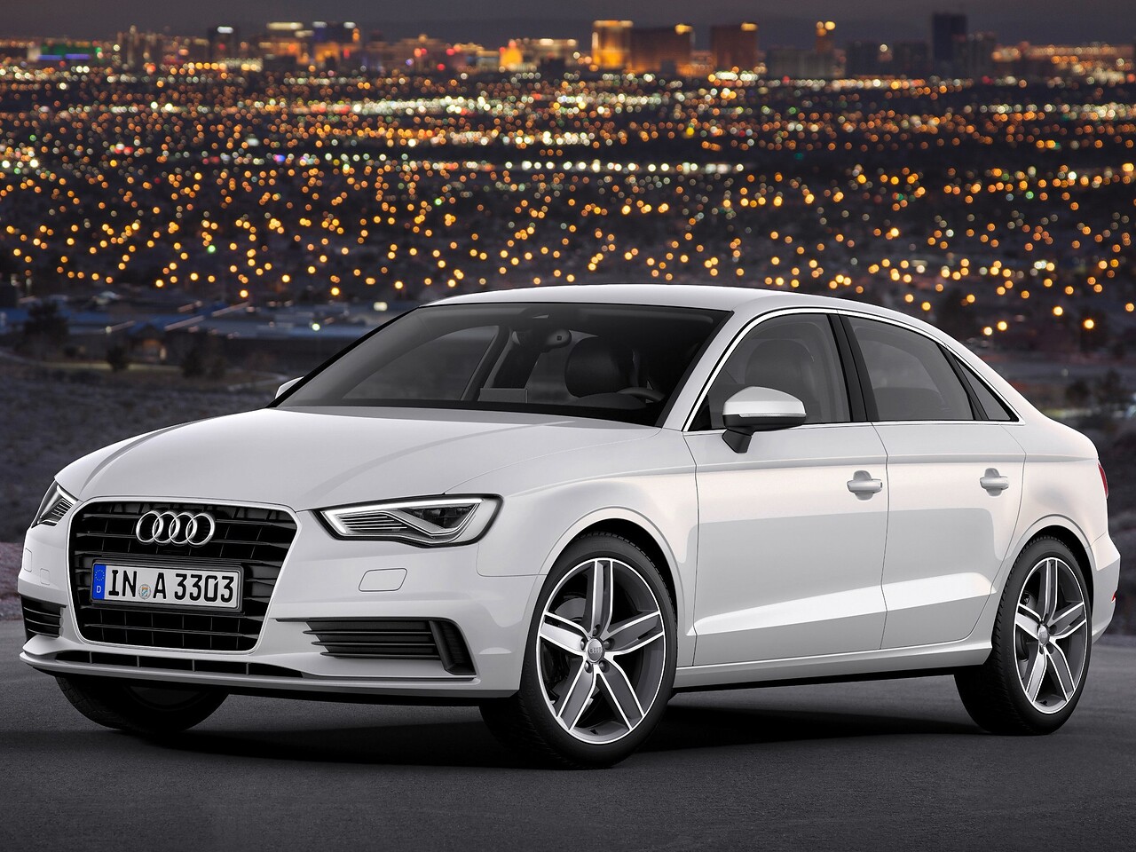 Audi A3 Седан (8V, 2013 - 2016 г.в.): вид спереди сбоку в городе