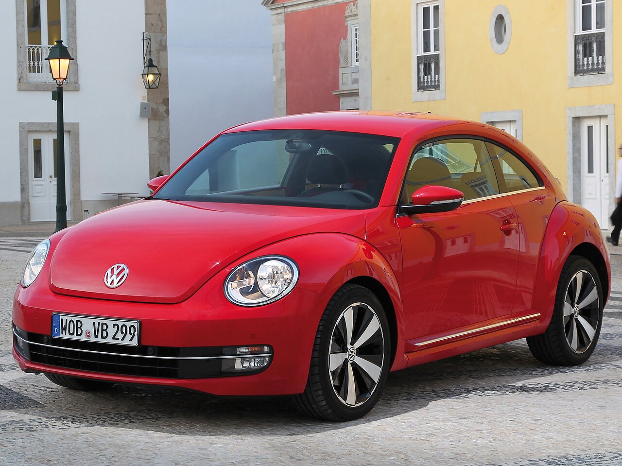 Volkswagen Beetle (III поколение, 2013 - 2016 г.в.): вид спереди сбоку в городе