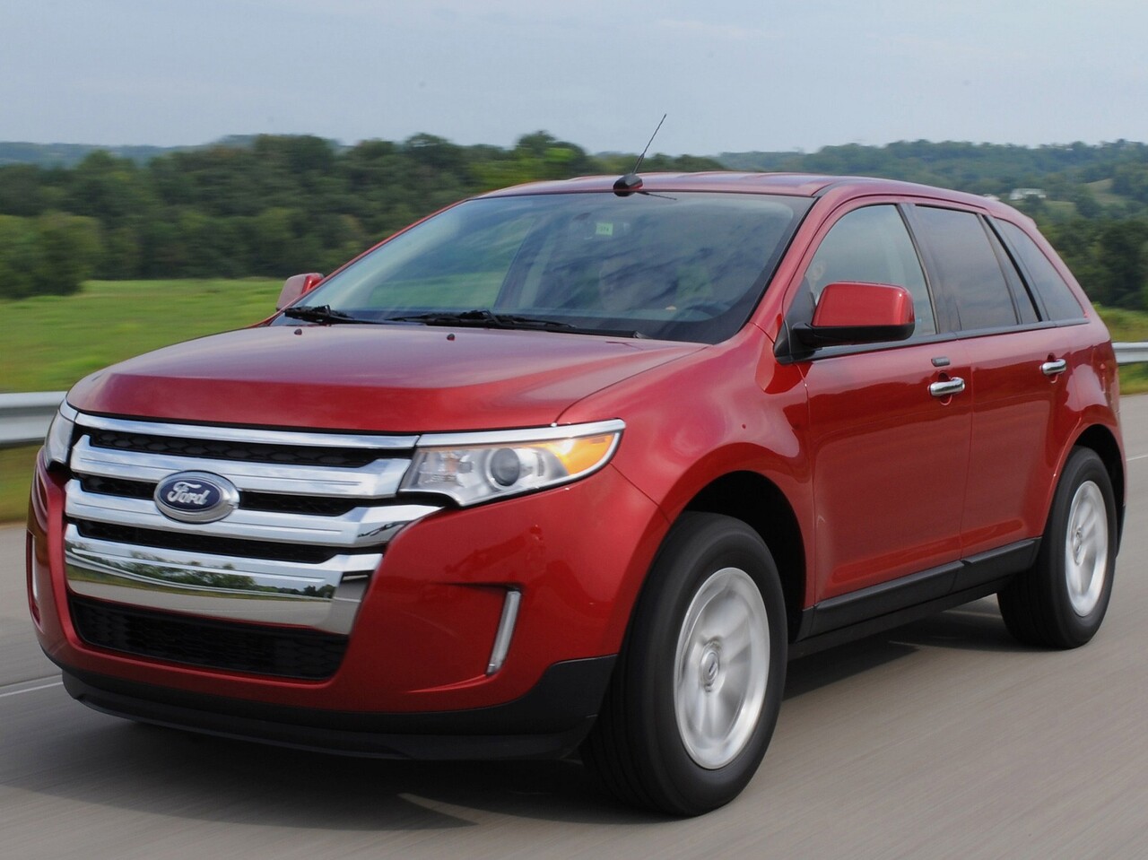 Ford Edge 3.5 AT: вид спереди сбоку