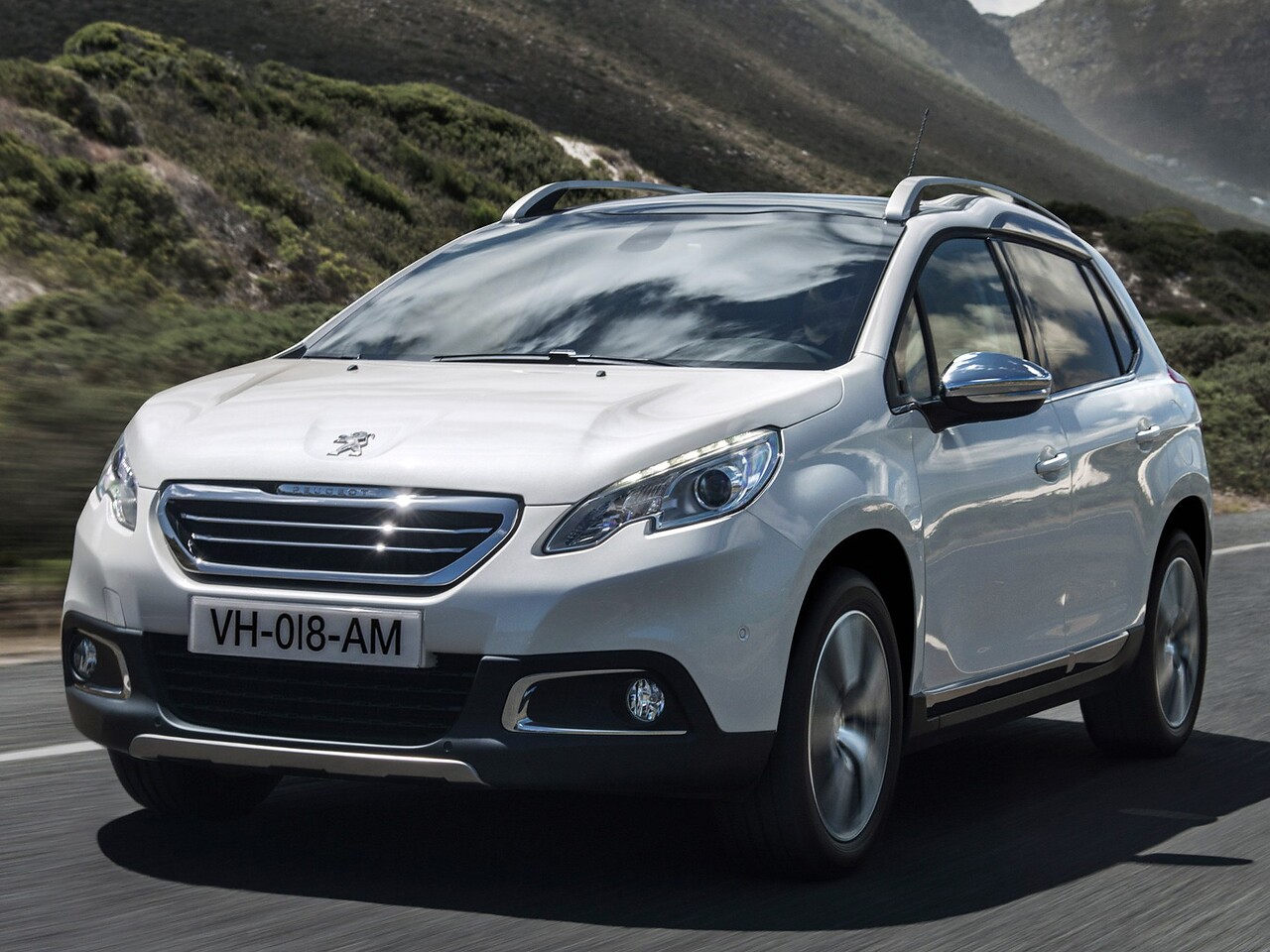 Peugeot 2008 1.6 MT Active: вид спереди сбоку