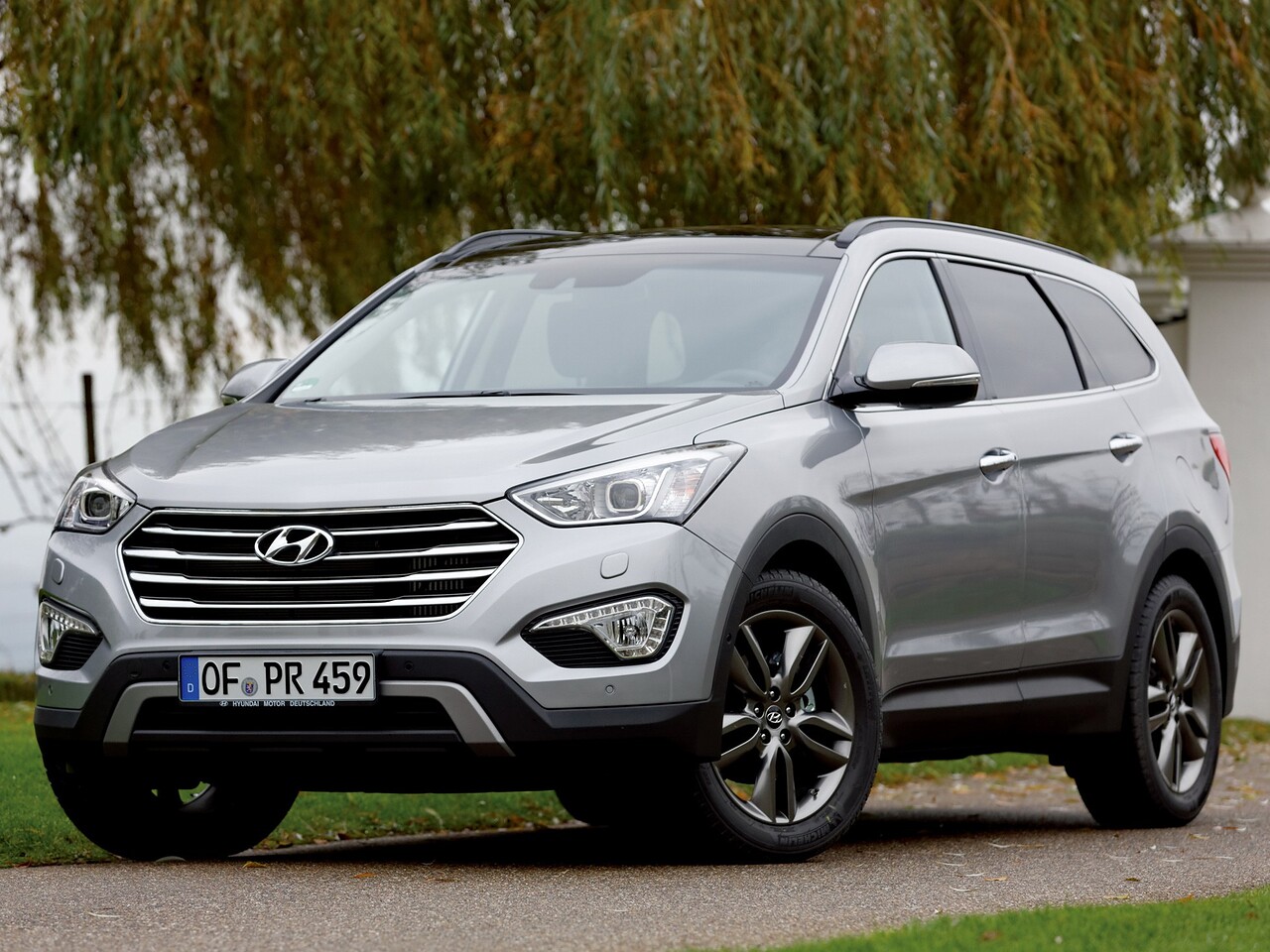 Hyundai Grand Santa Fe (III поколение, 2014 - 2015 г.в.): вид спереди сбоку