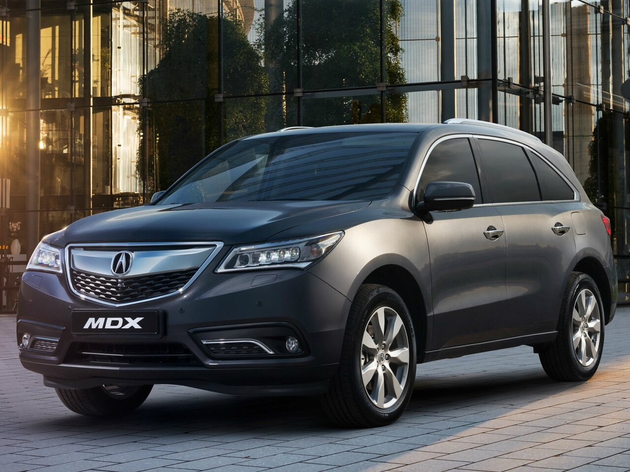 Acura MDX (III поколение, 2014 - 2016 г.в.): вид спереди сбоку у здания