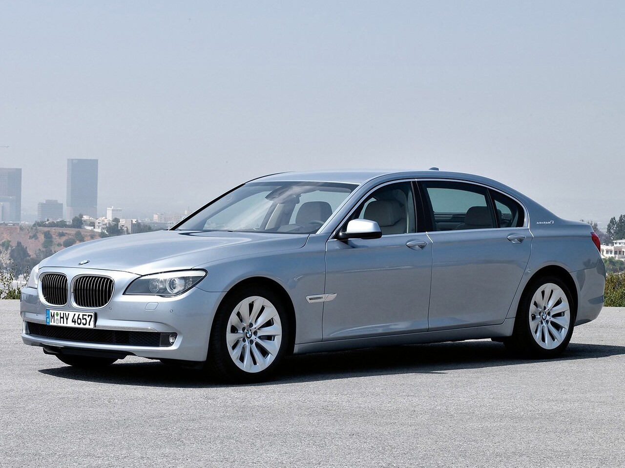 BMW 7-я серия ActiveHybrid седан 4.4 V8 Long AT: вид спереди сбоку на асфальтированной площадке