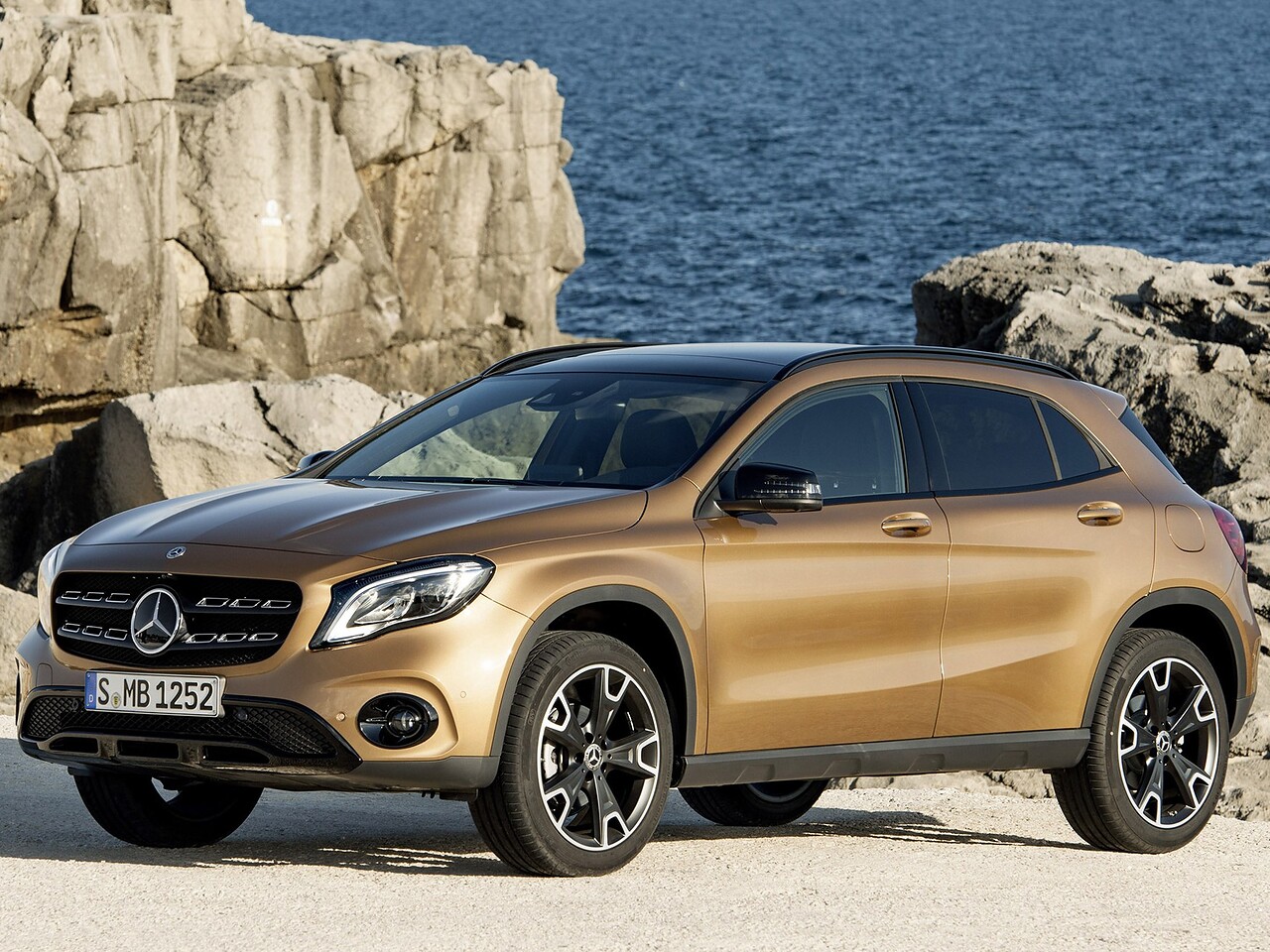 Mercedes-Benz GLA-Класс (X156 рестайлинг, 2017 - 2020 г.в.): вид спереди сбоку у скал
