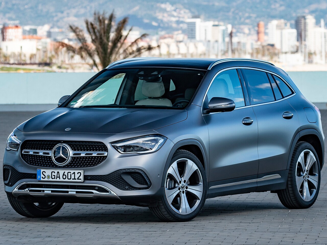 Mercedes-Benz GLA-Класс 1.3 AT Sport (GLA 200): вид спереди сбоку в городе
