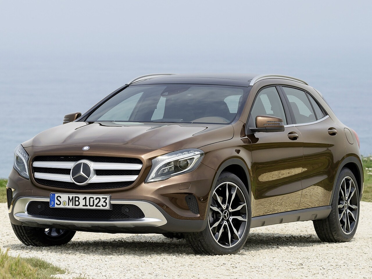 Mercedes-Benz GLA-Класс (X156, 2014 - 2016 г.в.): вид спереди сбоку