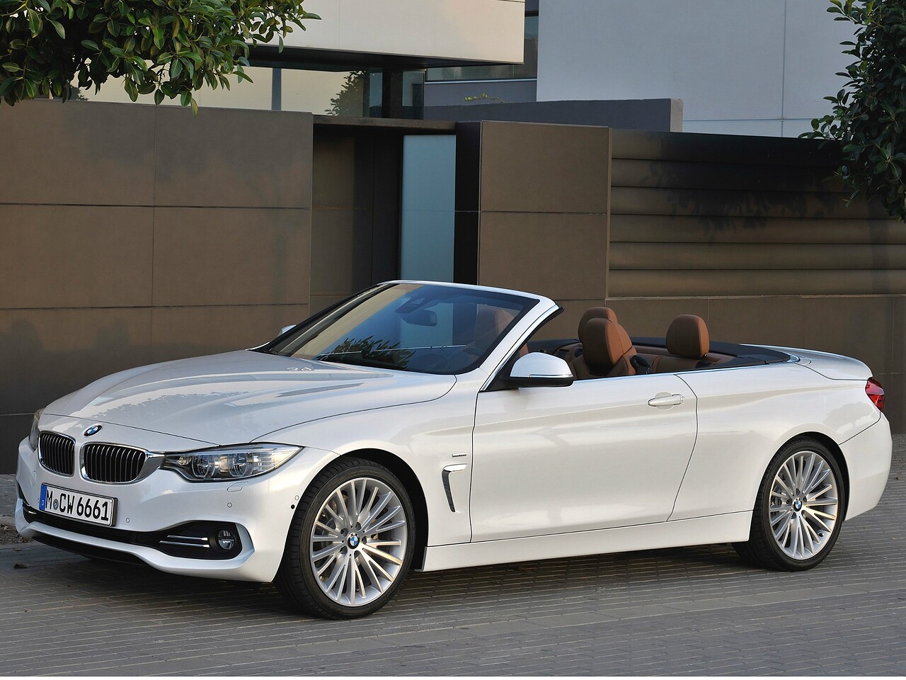 BMW 4 серия кабриолет 3.0 AT 435i: вид спереди сбоку у здания