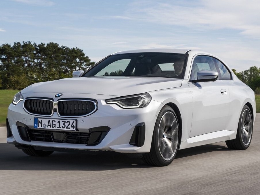 BMW 2 купе (G42, 2021 - 2022 г.в.): вид спереди сбоку на дороге